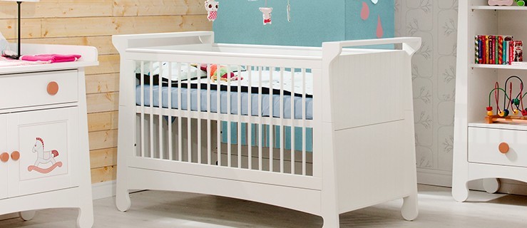 Wygodne i bezpieczne meble dla niemowlaków – na co zwrócić uwagę? - Zdjęcie główne