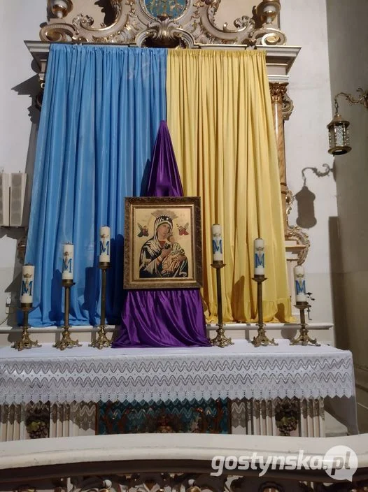 Gostyń. Przygotowania do budowania grobu w świątyni w Kunowie. Aranżacje Grobu Pańskiego w gostyńskich kościołach w tym roku nawiązują do tragicznej sytuacji w Ukrainie