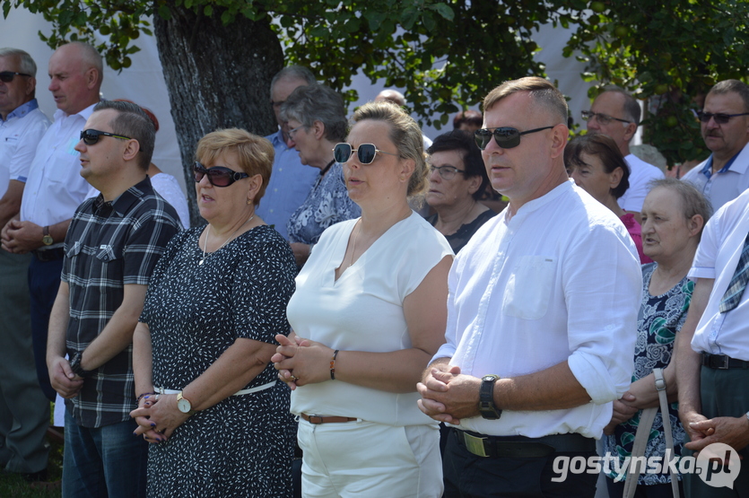 Święta Góra. Biskup Robert Włodarczyk pobłogosławił przyniesione na dożynki powiatowe plony: zboża, nasiona i zioła