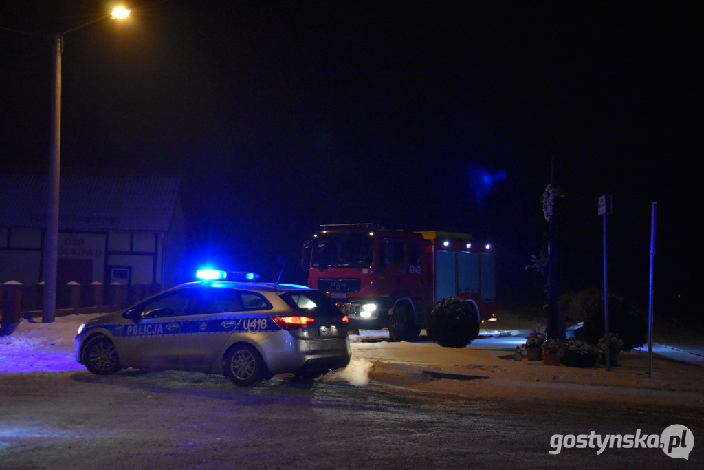 Zdarzenie w Ziółkowie. Poszkodowany młody kierowca zabrany do szpitala