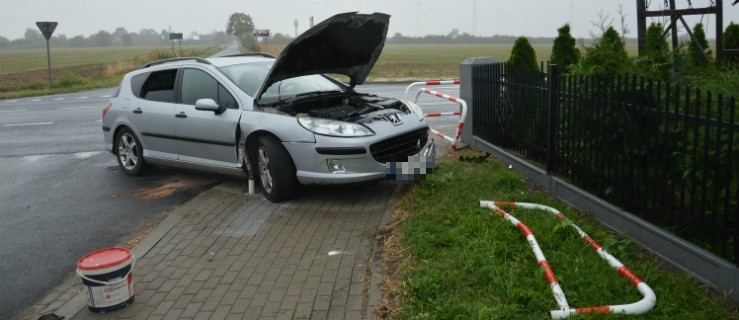 Wjechał na chodnik i utknął między barierkami - Zdjęcie główne