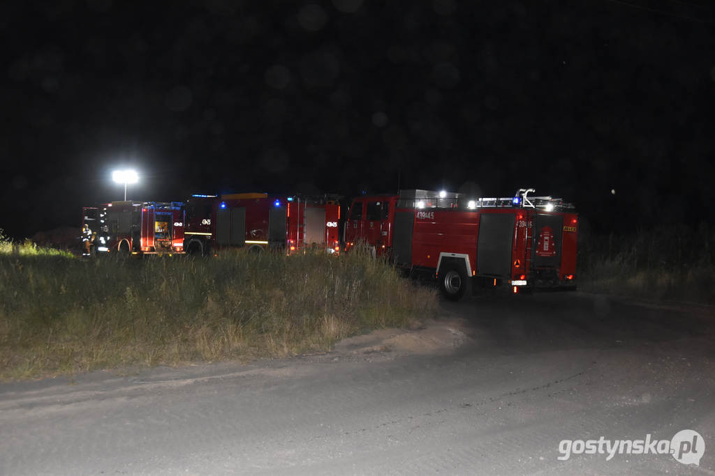 Mszczyczyn gm. Dolsk. Pożar kombajnu zbożowego. W akcji gaszeni abrali udział strazacy z powiatu gostyńskiego