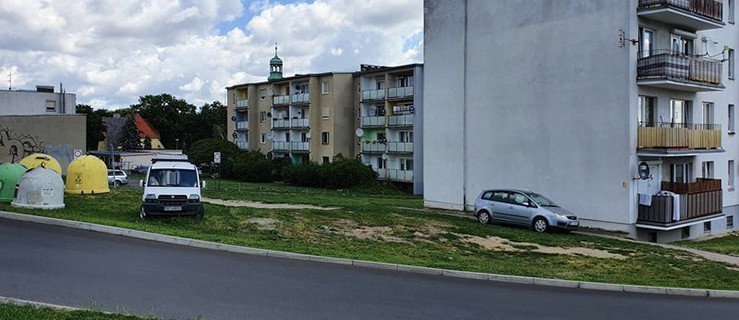 Tu na razie "jest ściernisko", ale będzie... parking - Zdjęcie główne