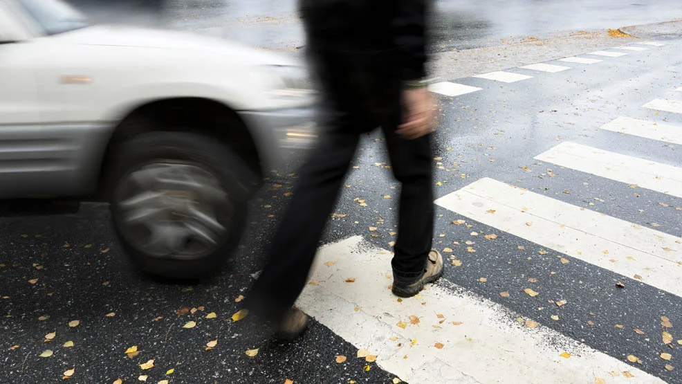 Przechodzą w miejscu niedozwolonym. Piesi w powiecie gostyńskim łamią przepisy - Zdjęcie główne