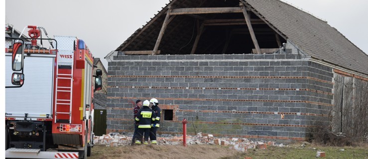 Pospadały cegły. Żywioł utrudniał pracę strażakom - Zdjęcie główne