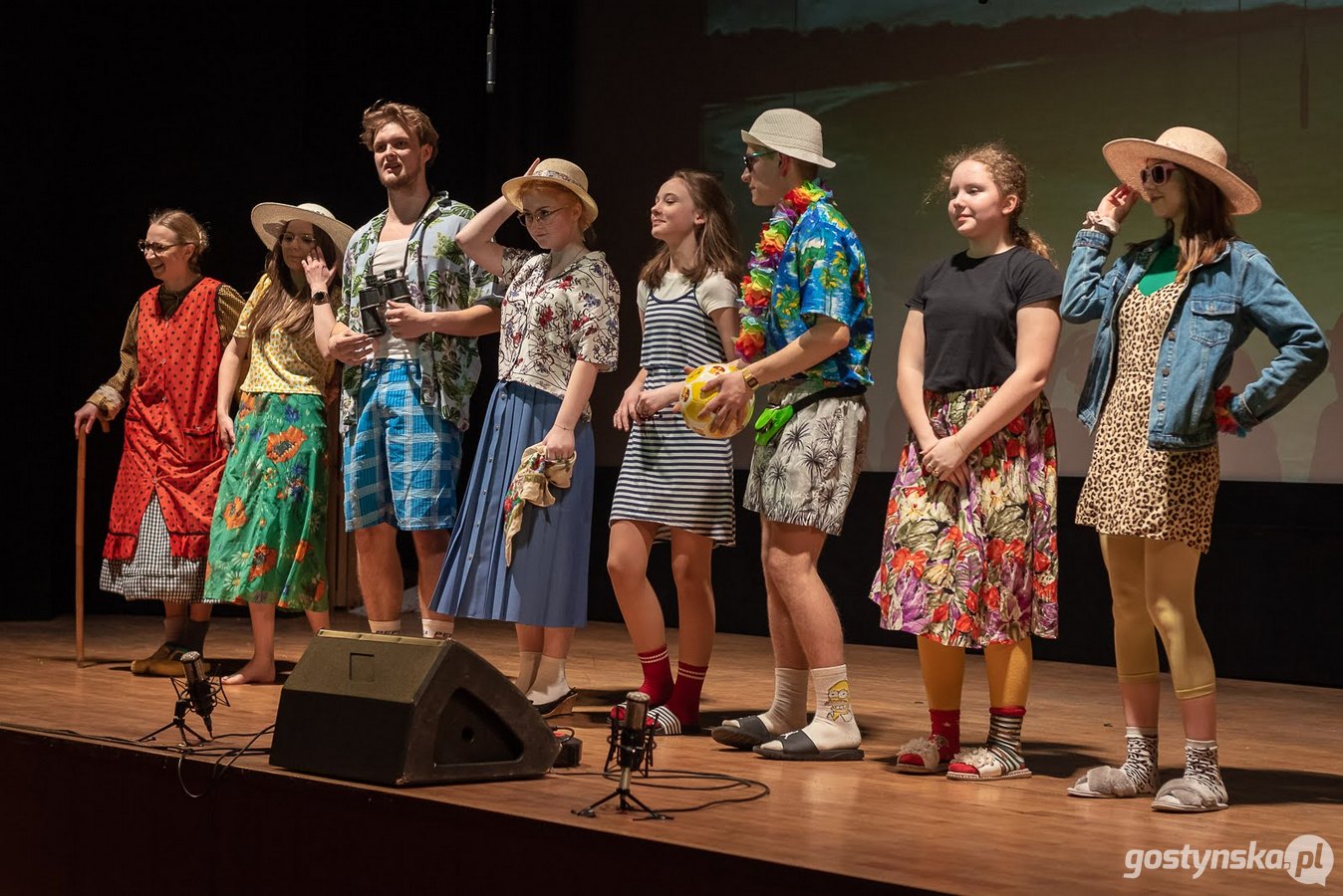 Krobia. Po prawie dwuletniej przerwie spowodowanej koronawirusowymi obostrzeniami w kulturze na scenę ze spektaklem gwarowym „Szafa kwiczy i w tango” powróciła krobska Grupa Teatralna "Na Fali". Jest to trzecia już cześć przygód Babci Janiny i jej rodziny