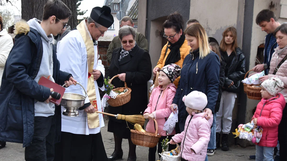 Wielka Sobota - czas święcenia pokarmów. O której idziemy do święconki w parafiach powiatu gostyńskiego? - Zdjęcie główne