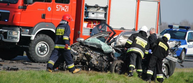 Kierowca osobówki nie żyje. Renault uderzył w cysternę. [Film i zdjęcia] - Zdjęcie główne