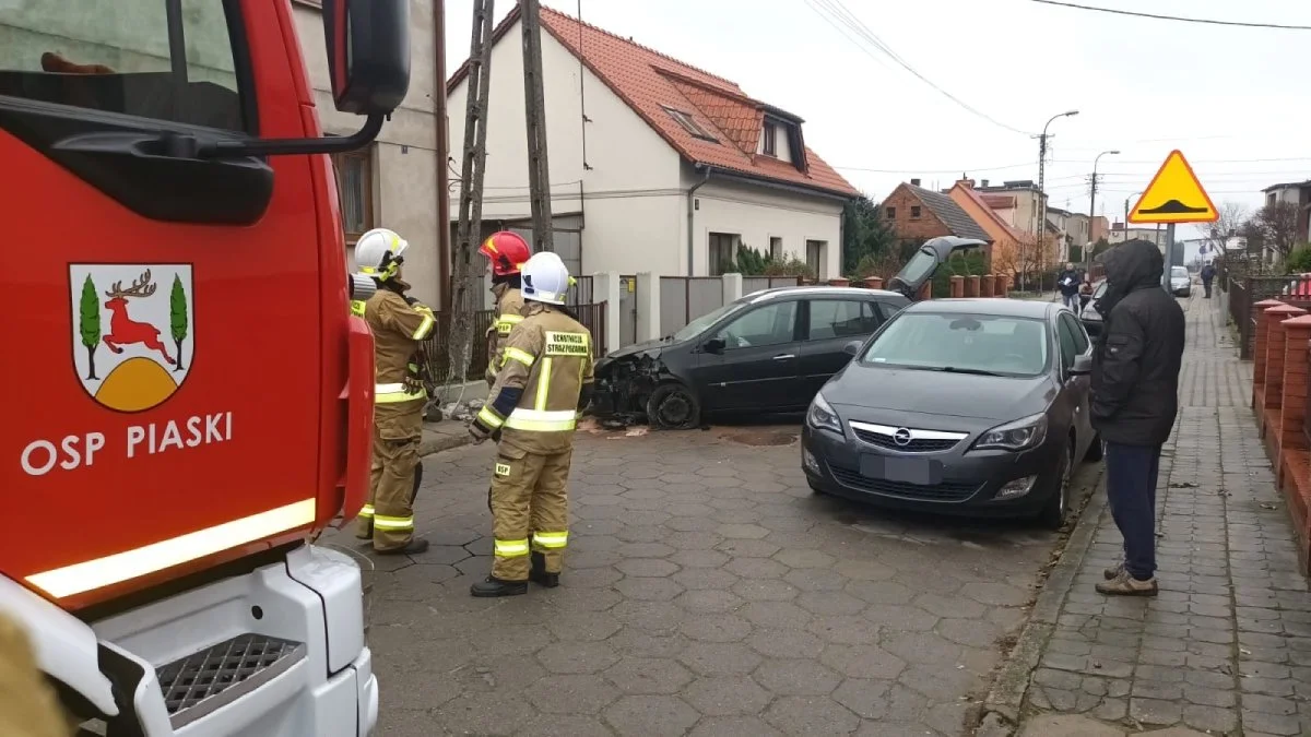 21-latek uderzył w słup energetyczny w Piaskach. Na wąskiej osiedlowej drodze jechał zbyt szybko - Zdjęcie główne