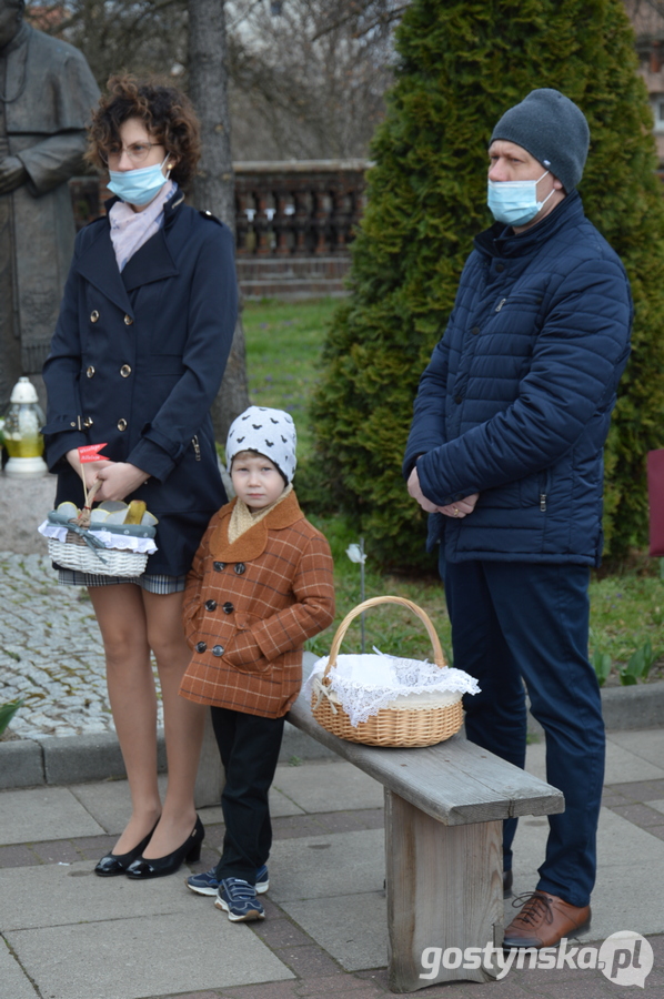 Krobia. Prymas Polski abp Wojciech Polak zachęcał do tego, by w związku z epidemią "kultywować dobry zwyczaj" święcenia pokarmów w domu, który rozpoczął się w zeszłym roku. Część wiernych wolała jednak uczestniczyć w bardziej tradycyjnej święconce