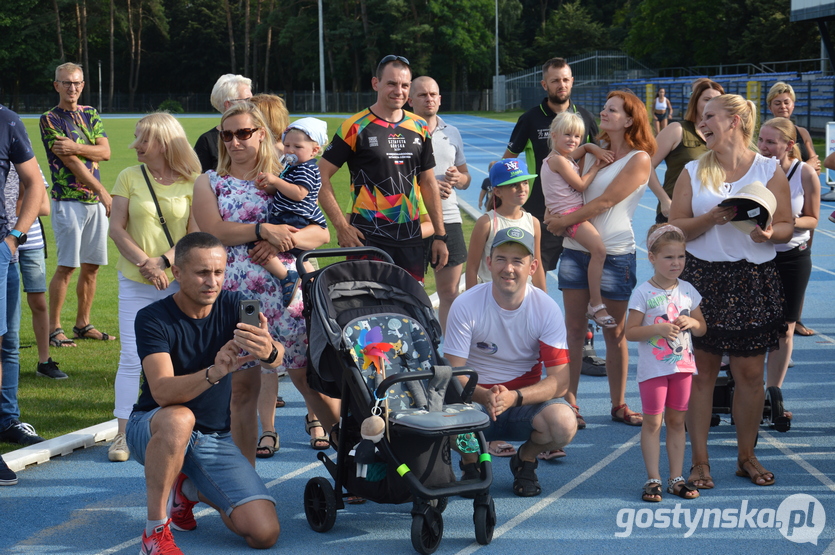 Gostyń. Na stadionie miejskim w Gostyniu Adama Nowickiego powitali fani, znajomi oraz burmistrz Jerzy Kulak.