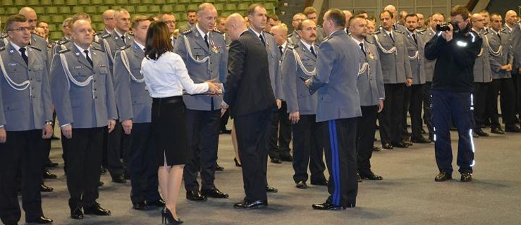 Burmistrz i starosta z medalami. Policjanci z odznakami - Zdjęcie główne