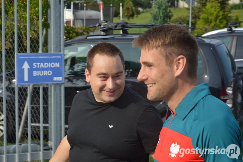 Gostyń. Na stadionie miejskim w Gostyniu Adama Nowickiego powitali fani, znajomi oraz burmistrz Jerzy Kulak.