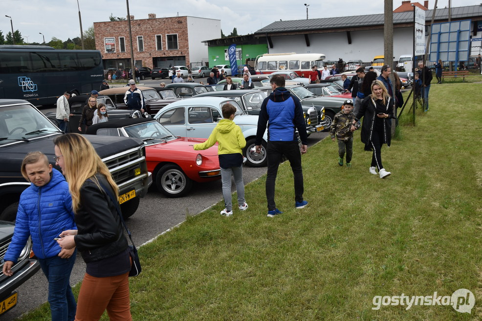 Gostyń. Zlot samochodów retro wzbudził zainteresowanie mieszkańców Gostynia