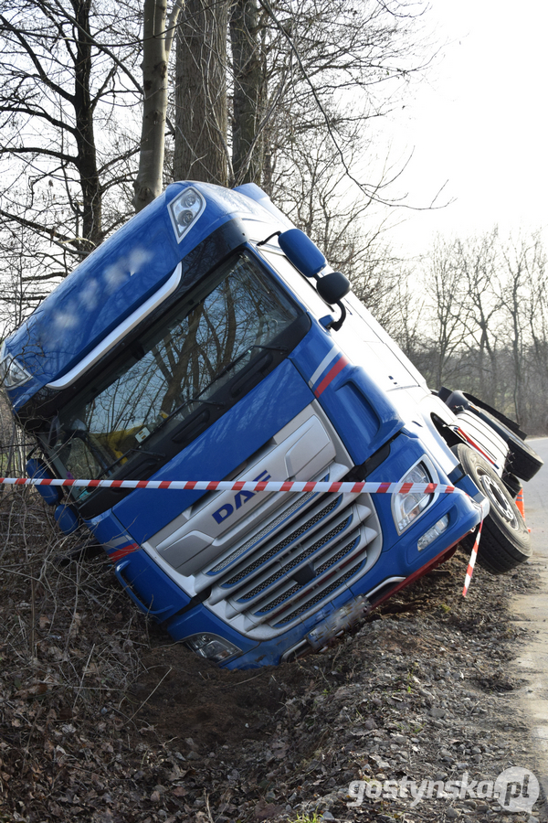 Odcinek drogi Stary Gostyń-Daleszyn, na którym kierowca ciężarówki próbował wymijać inny pojazd jest bardzo wąski ponadto pobocze jest nieutwardzone