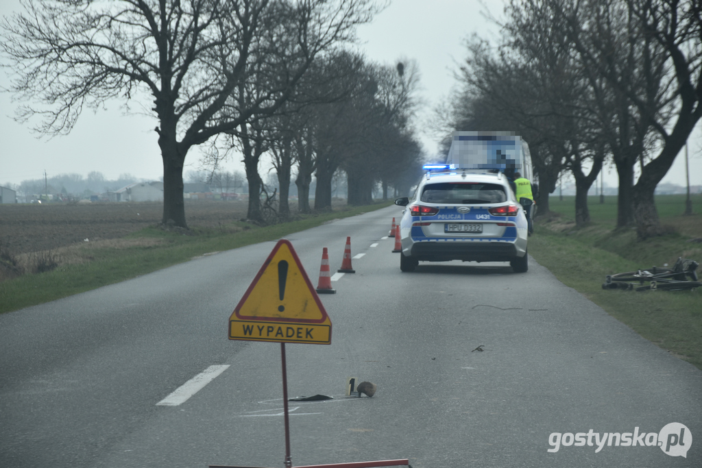 Na prostym odcinku drogi pomiędzy Bielawami Pogorzelskimi a Elżbietkowem doszło do potrącenia rowerzysty przez samochód. Nieprzytomny mężczyzna został przetransportowany śmigłowcem LPR do szpitala w Jarocinie