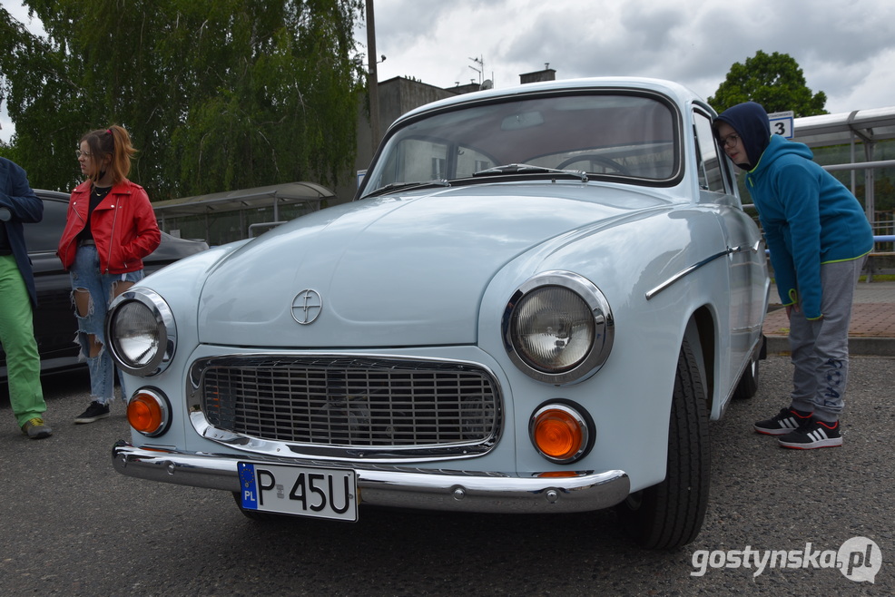 Gostyń. Zlot samochodów retro wzbudził zainteresowanie mieszkańców Gostynia
