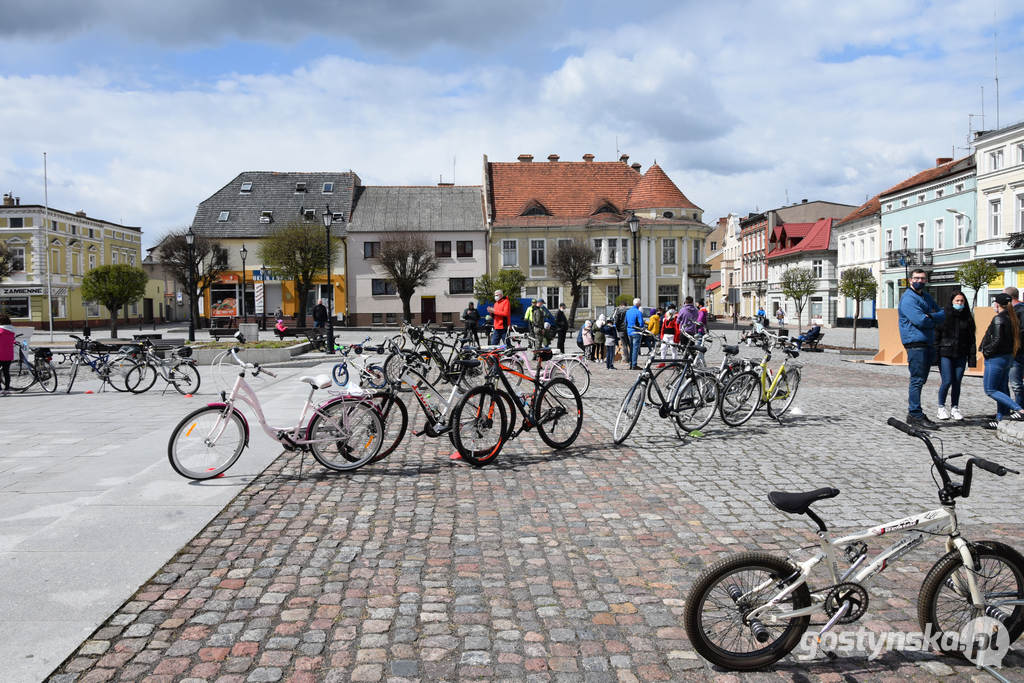 Ogromne rowerowe serce dla Marty, ułożone na gostyńskim rynku