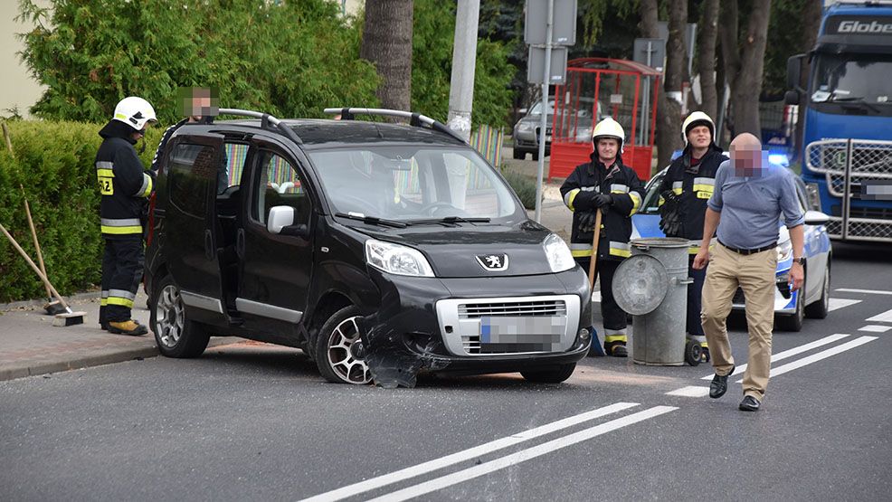 Podwójna kolizja na drodze wojewódzkiej. Dlaczego peugeot się przewrócił? - Zdjęcie główne