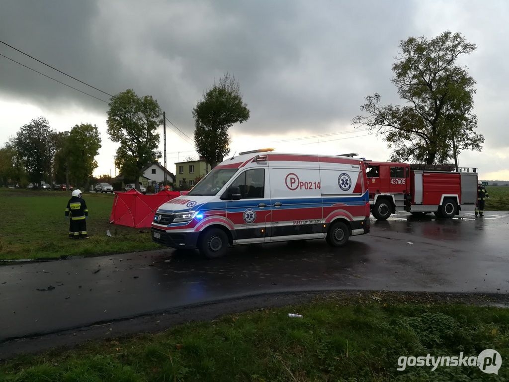 Wypadek śmiertelny. Samochód ciężarowy zderzył się z osobówką - Zdjęcie główne
