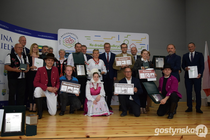 Aby w niedzielę, 19 września oficjalnie przekazać mieszkańcom Domachowa certyfikat, delegacja gminy Krobia musiała się najpierw wybrać na konferencję do Jemielnicy w województwie opolskim, gdzie władze Stowarzyszenia Polska Sieć Odnowy i Rozwoju Wsi wręczyły wyróżnienie na ręce burmistrza Łukasza Kubiaka