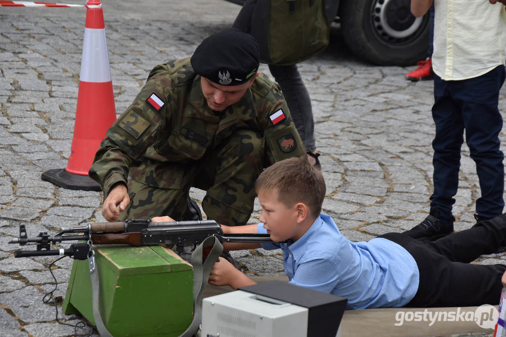 Powiatowy Dzień Bezpieczeństwa na gostyńskim rynku zaciekawił mieszkańców - od najmłodszych do najstarszych