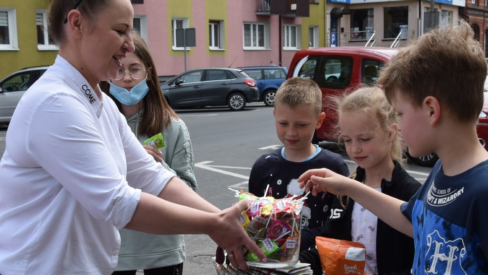 Niezależnie, czy młodsi czy starsi wszyscy dostali słodkie upominki na Dzień Dziecka - Zdjęcie główne