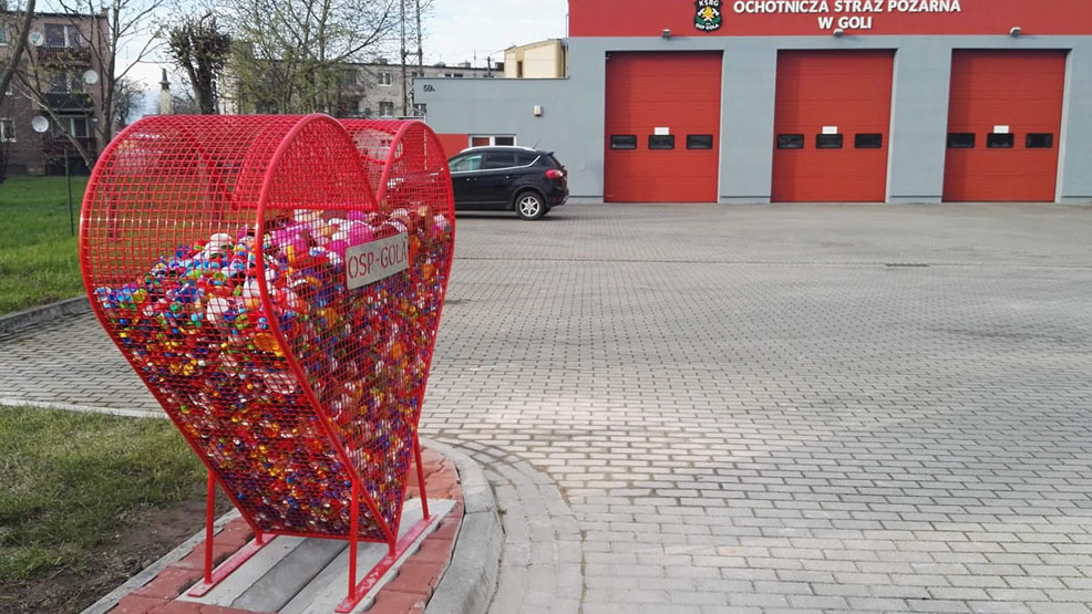 Serce, choć stalowe - ma ogromną moc. Kosz na nakrętki stanął w Goli - Zdjęcie główne