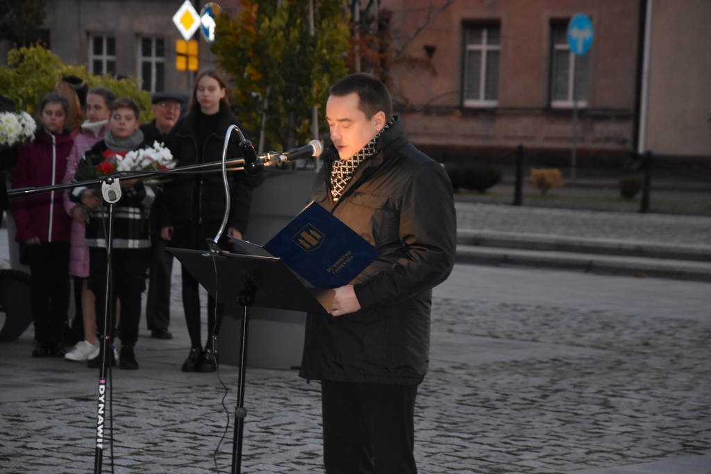 Gostyń. Obchody 82. rocznicy rozstrzelania przez Niemców 30 obywateli miasta Gostynia i okolicy. Składanie wieńców pod Pomnikiem Rozstrzelanych