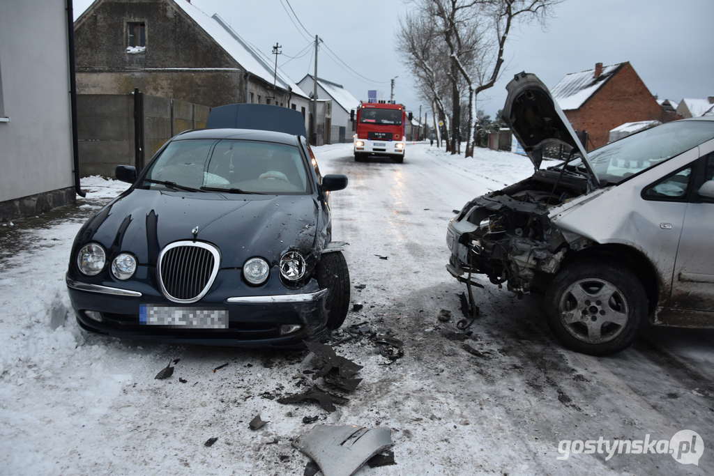 Pogorzela. Na ul. Błonie zderzyły się dwa samochody osobowe