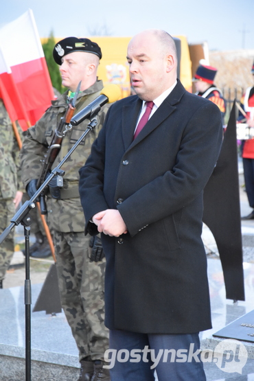 Wartę przy pomniku rozstrzelanych wystawił 4. Pułk Przeciwlotniczy w Lesznie oraz klasa wojskowa Zespołu Szkół Ogólnokształcących i Zawodowych w Krobi