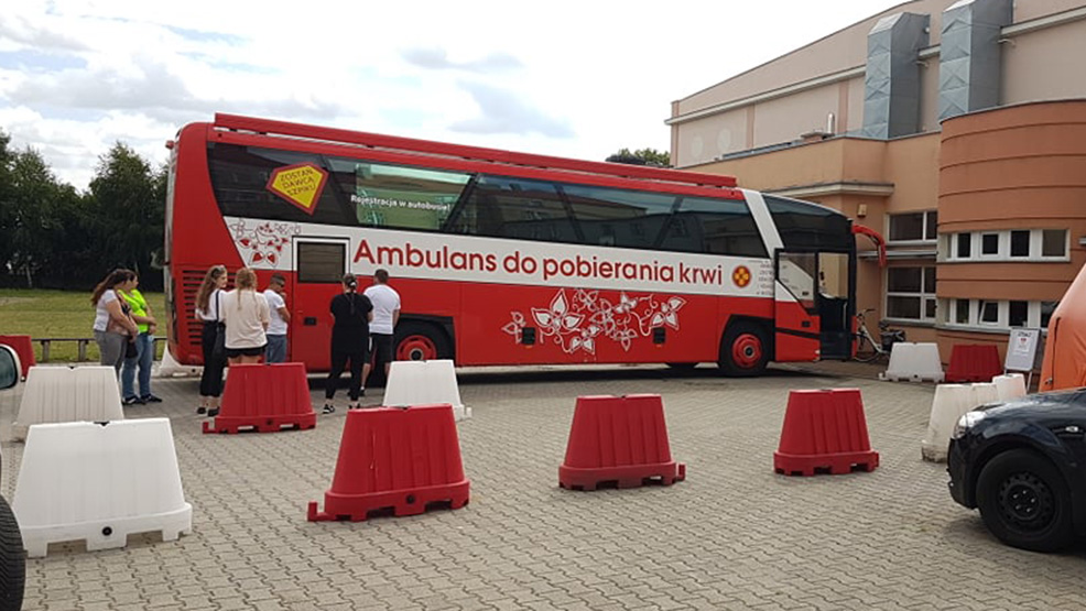 Krwiobus stoi na boisku ZSO w Gostyniu. Każdy może oddać krew - Zdjęcie główne