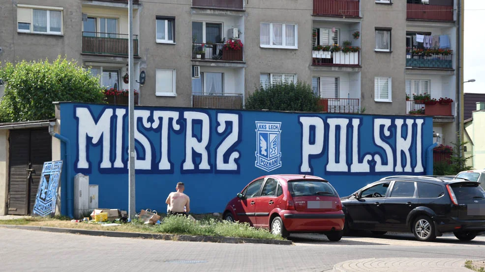 Lech Poznań znowu błyszczy. To już ósmy mural kibiców Kolejorza w Gostyniu - Zdjęcie główne
