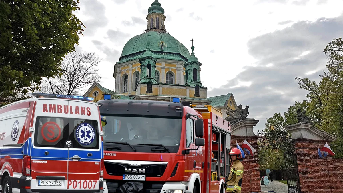 Miał przylecieć śmigłowiec LPR, ale pierwszej pomocy udzielili księdzu wierni. Wypadek w bazylice na Świętej Górze - Zdjęcie główne