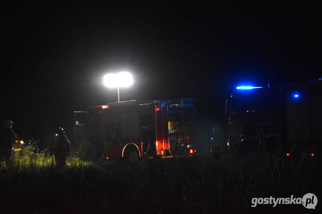 Mszczyczyn gm. Dolsk. Pożar kombajnu zbożowego. W akcji gaszeni abrali udział strazacy z powiatu gostyńskiego