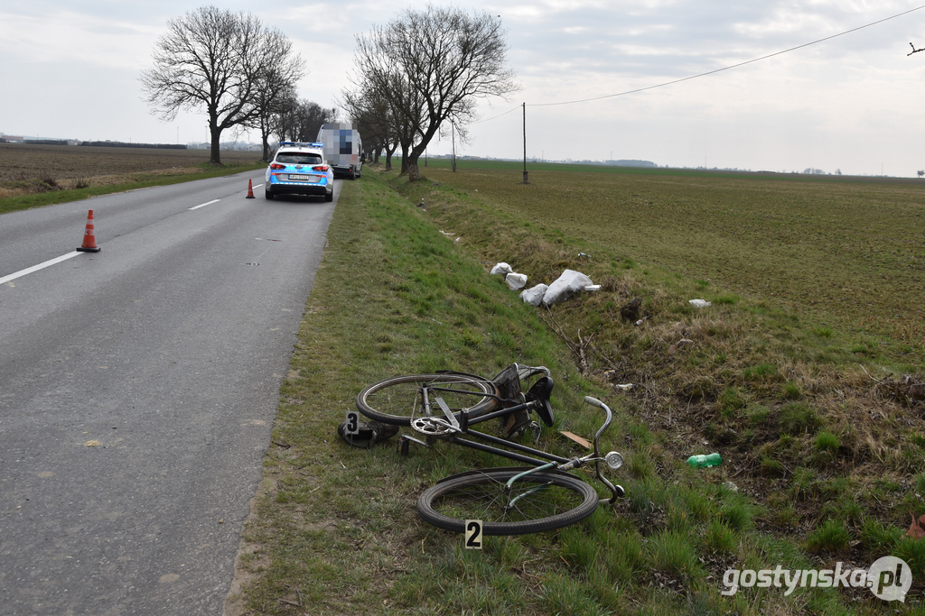 Na prostym odcinku drogi pomiędzy Bielawami Pogorzelskimi a Elżbietkowem doszło do potrącenia rowerzysty przez samochód. Nieprzytomny mężczyzna został przetransportowany śmigłowcem LPR do szpitala w Jarocinie