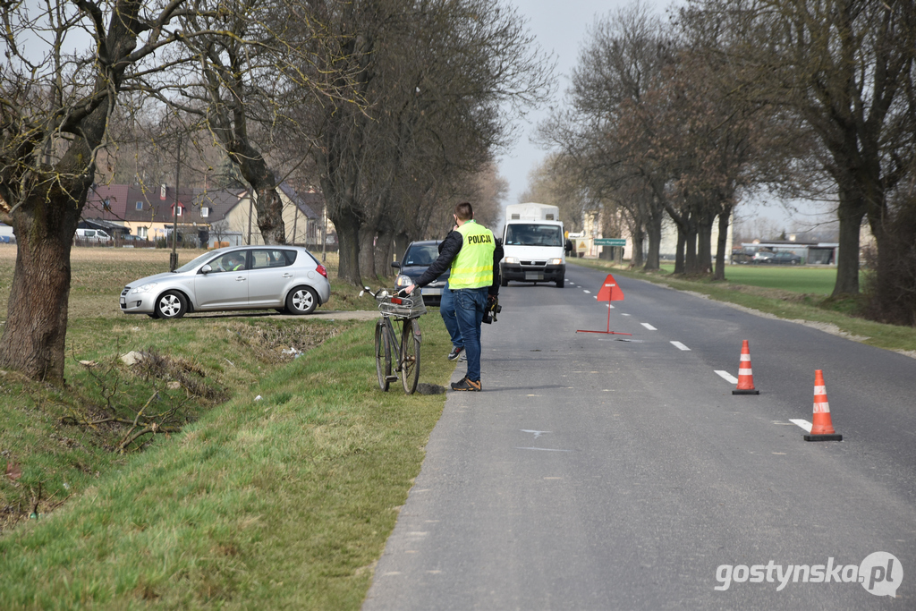 Na prostym odcinku drogi pomiędzy Bielawami Pogorzelskimi a Elżbietkowem doszło do potrącenia rowerzysty przez samochód. Nieprzytomny mężczyzna został przetransportowany śmigłowcem LPR do szpitala w Jarocinie