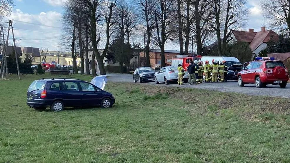 Zderzenie samochodu osobowego opel i busa przed Urzędem Gminy Pępowo - Zdjęcie główne