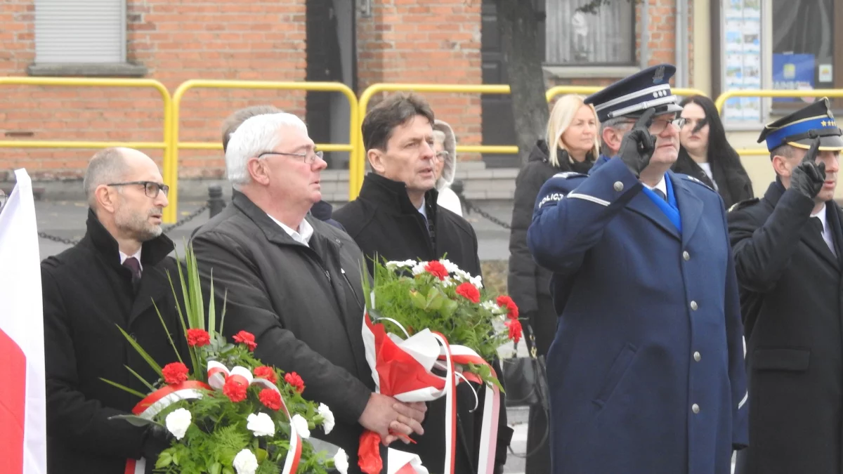 Narodowe Święto Niepodległości 2024 w Gostyniu. Oficjalne obchody i złożenie kwiatów na rynku [ZDJĘCIA] - Zdjęcie główne