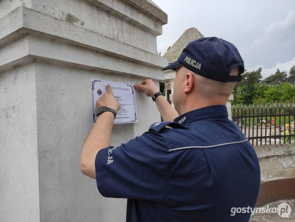 Gostyńscy policjanci rozwieszają "klepsydry"