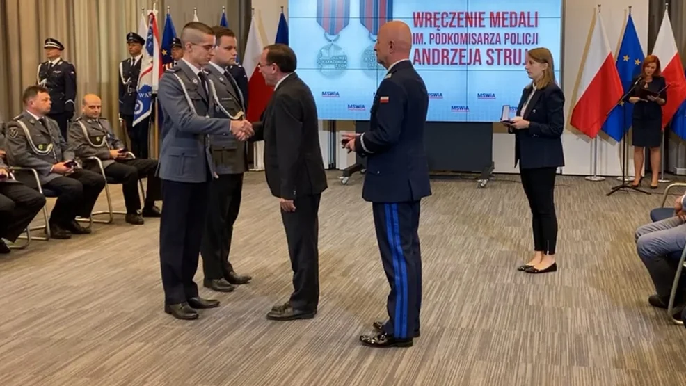 Gostyńscy policjanci z medalami za zasługi dla policji - Zdjęcie główne