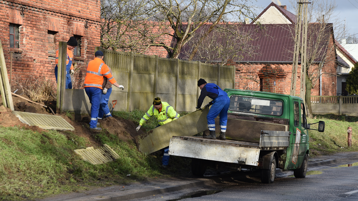 Najpierw płot, później budynki. Do likwidacji. Ruszyły prace przy budowie nowej drogi - Zdjęcie główne