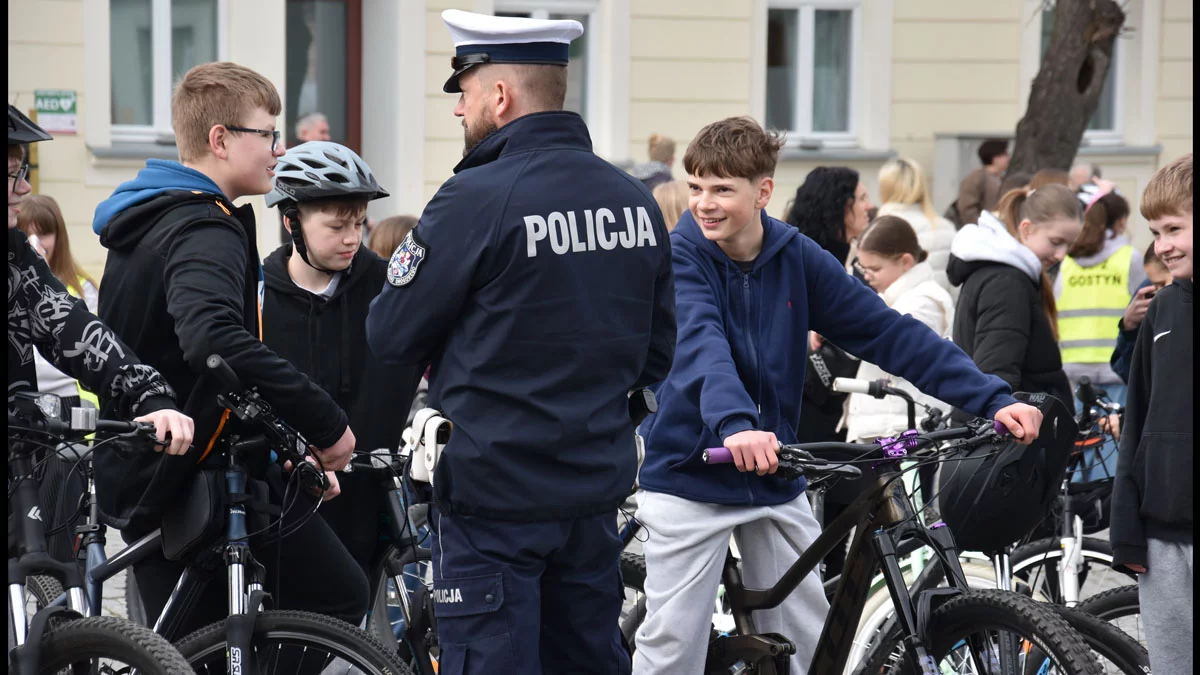 Akcja na rynku. Część placu wypełniona był młodzieżą na rowerach. Była też policja