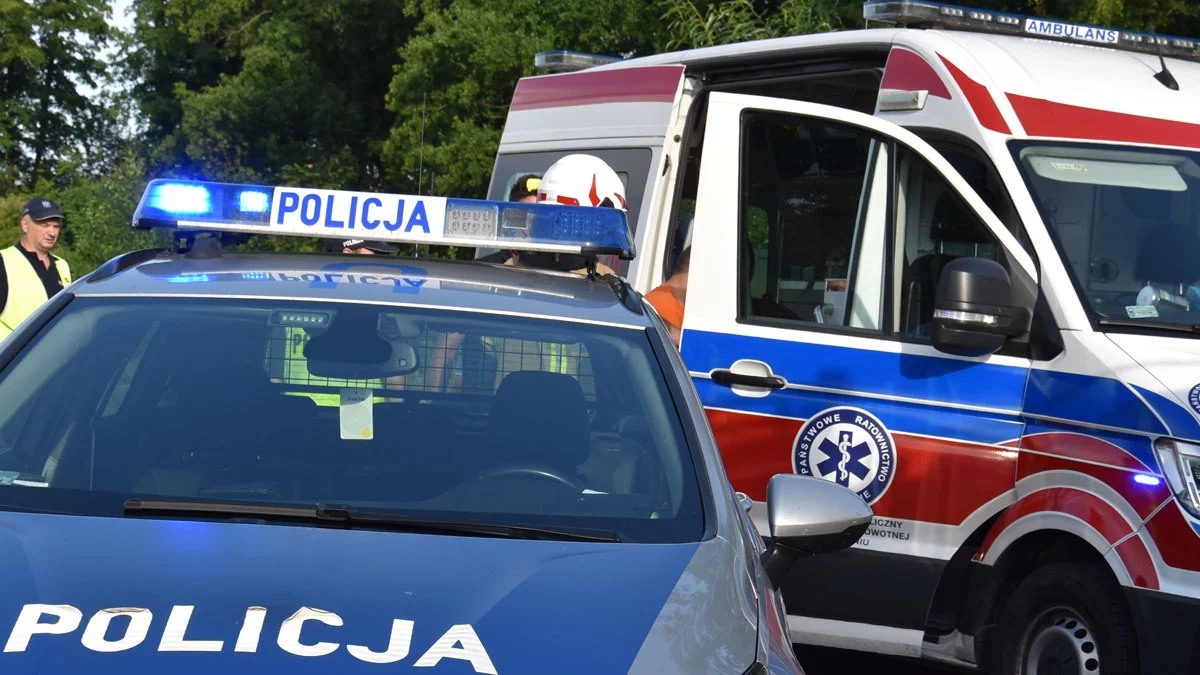 Alarm otrzymały wszystkie służby. Mężczyzna zmarł przed posesją. Wiemy, co się stało