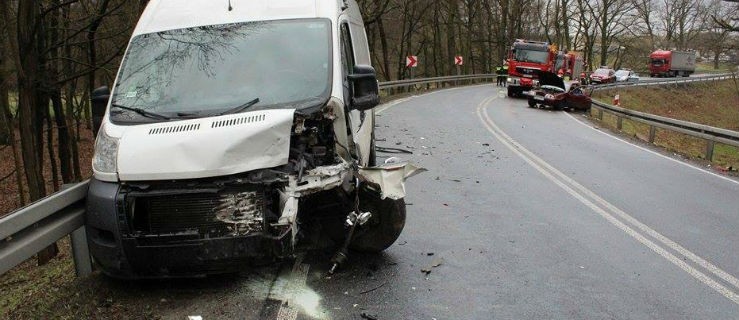 Groźny wypadek na krajówce. Czy na drodze był rozlany olej? - Zdjęcie główne