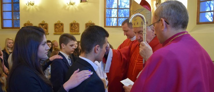 Młodzi ludzie przyjęli Ducha Świętego z rąk biskupa - Zdjęcie główne