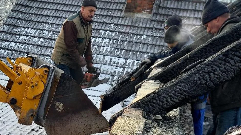 Pożar domu w Pasierbach. Mieszkańcy ruszyli z pomocą - Zdjęcie główne