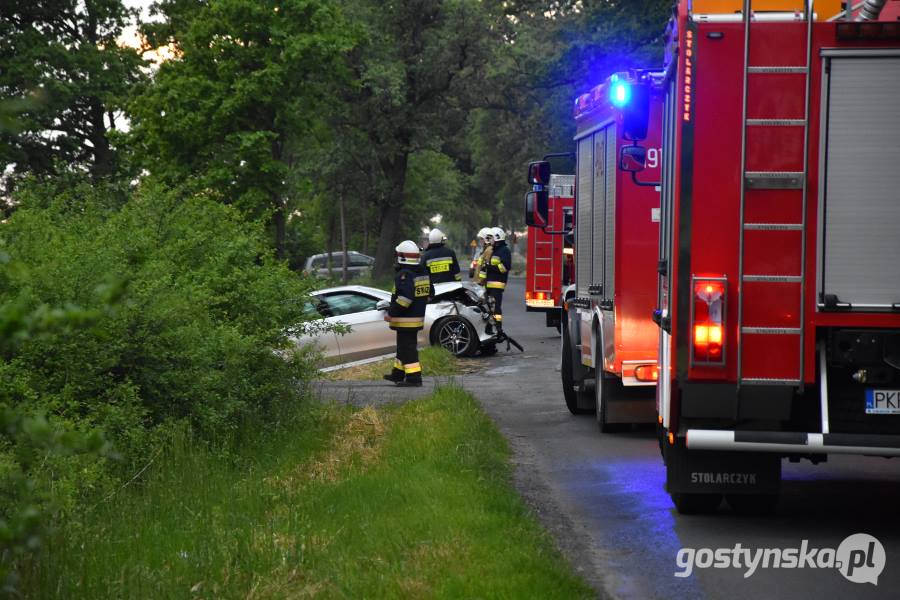 Pogorzela. Na trasie pomiędzy Kromolicami (gm. Pogorzela) a Kuklinowem (gm. Kobylin) doszło do wypadku. Nie żyje kierowca jednego z samochodów 