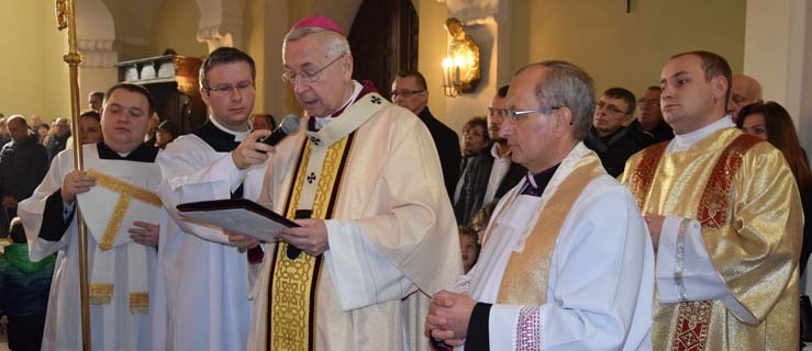 Arcybiskup Gądecki w farze. Relikwie św. Jana Pawła II w kościele - Zdjęcie główne