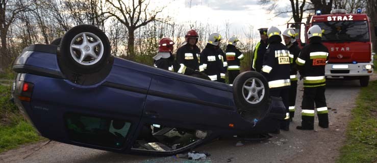 Najpierw uderzyła w drzewo, potem dachowała - Zdjęcie główne